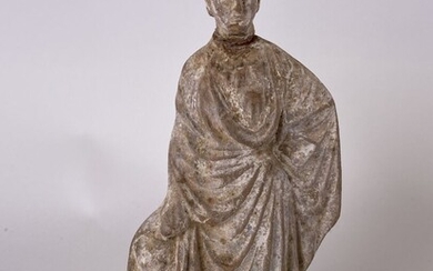 Figurine féminine en terre cuite à engobe blanc de type Tanagra. Monde grec. Période hellénistique....