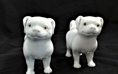 Figurine(s), Figurines of dogs (2) - Porcelain - Japan - 19th - 20th century