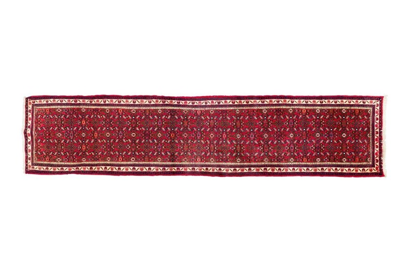 Gallery MELAYER (Iran) around 1985. Dimensions: 380 x 078 cm. Technical characteristics: Wool velvet on cotton foundations. Good general condition. Ruby field with Herati motifs, seedlings of flowers in the form of stylized diamond-shaped exploded...