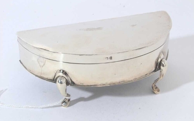 George V Silver ring / jewellery box of crescent form with hinged lid, opening to reveal fitted silk and velvet lined interior, raised on four feet, (Birmingham 1919) 14.2cm in length
