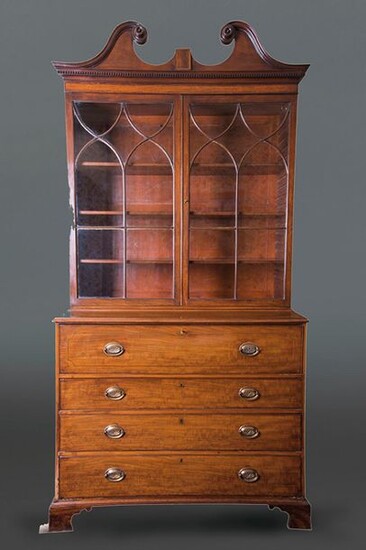 Georgian "Bureau bookcase", England, 19th century. Upper part with double glazed door and split pediment, and lower part with four drawer registers. With key. Measurements: 244x55x124 cm. Exit: 400uros. (66.554 Ptas.)