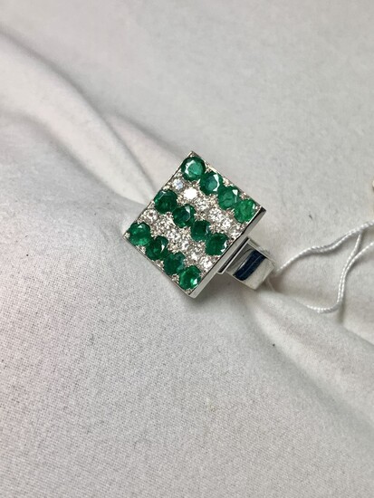 Gold ring 14K with Emerald stones and diamonds