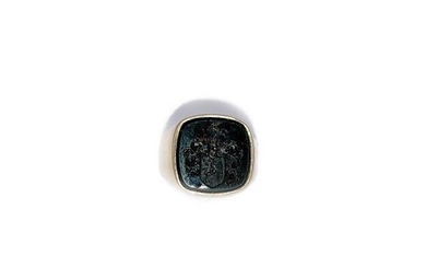 HORSE in yellow gold 585 thousandth with a jasper coat of arms. TDD: 66. Gross weight : 9 gr. A yellow gold ring with coat of arms