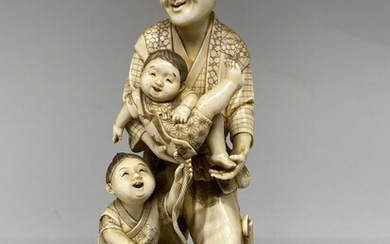 JAPON, c. 1920/1930. Okimono en ivoire sculpté, représentant un homme debout sur une base circulaire,...