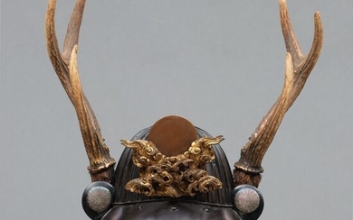 Kabuto - Lacquered metal - Samurai - 32 plate sujikabuto-helmet, black lacquered with real stag antlers & a rare maedate with sun & waves - Japan - Edo Period (1600-1868)