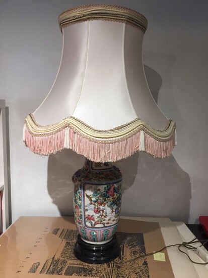 LAMPE formé d'un vase en porcelaine de Canton... - Lot 219 - Conan Hôtel d’Ainay