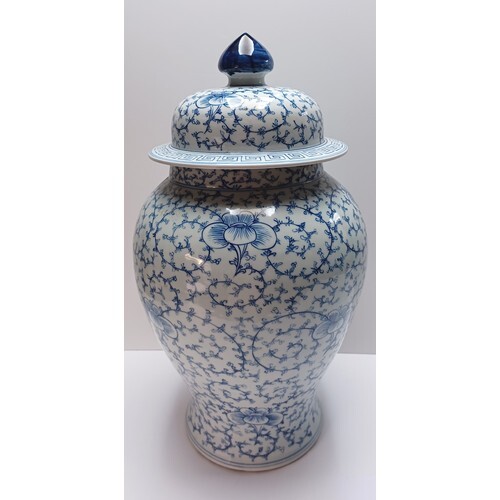 LARGE CHINESE BLUE AND WHITE GINGER JAR AND LID 46CM TALL