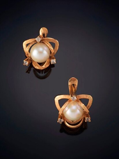 LOT OF TWO PAIRS OF EARRINGS WITH MABÉ PEARL in 18k yellow gold. Price: 125,00 Euros. (20.798 Ptas.)