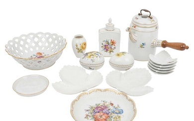 LUDWIGSBURG 15 pcs. Lot de pièces de service, 20e s. Porcelaine blanche avec peintures florales,...