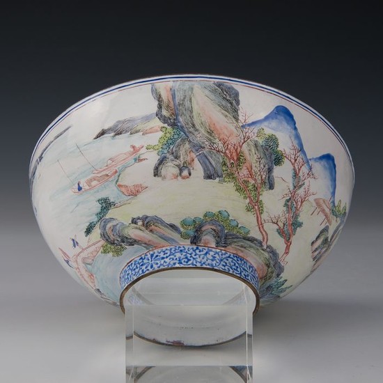 Large finely painted bowl (1) - Canton enamel - Figures on a bridge in a river landscape with mountains - China - Qianlong (1736-1795)