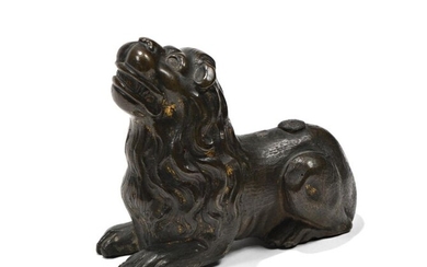 Lion couché en bronze ciselé à patine brun-vert...