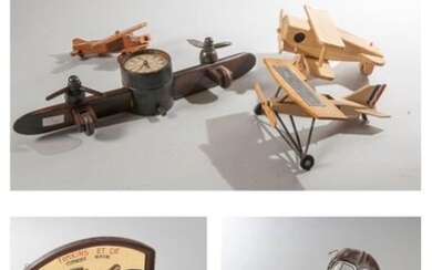Lot de jouets en bois comprenant quatre avions,... - Lot 19 - Paris Enchères - Collin du Bocage