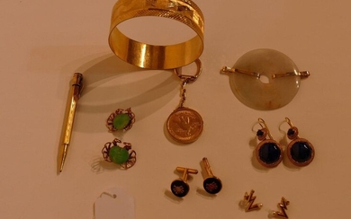 Lot of 18K yellow gold jewels: a bracelet (41gr), 3 pairs of earrings set with jade, lapis lazuli, and pearls (Weight: 21gr), a pair of cufflinks (7gr), a bic (9gr), a quartz and gold pendant and a key ring (26gr).