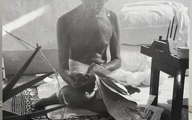 Margaret BOURKE-WHITE (1904-1971). Gandhi et son rouet. 15 Juin 1946. Tirage photographique Serag en noir...