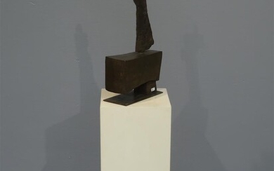 Mario Negri (1916-1987), gepatineerd bronzen sculptuur met voorstelling van staand...