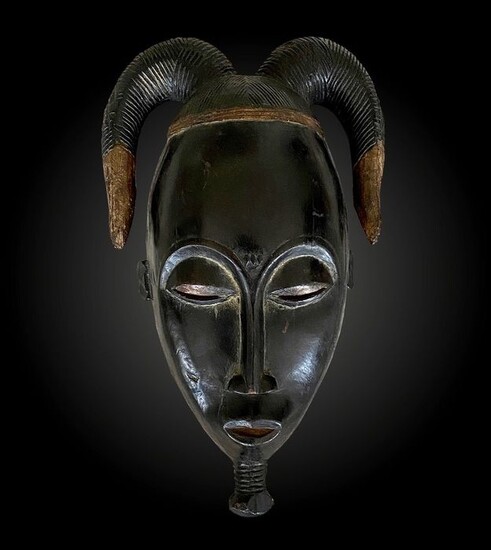 Mask with braids - Wood - Baoulé - Ivory Coast
