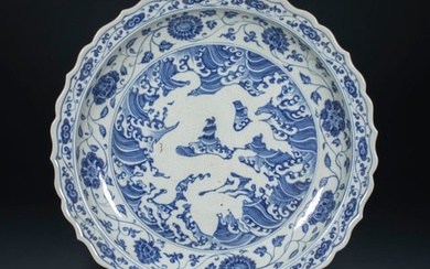 Ming blue and white intertwined flowers with seawater patterns plate