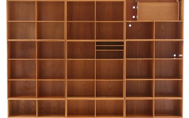 Mogens Koch: Solid elm wood wall unit, consisting of nine bookcases and five matching plinths. H./W. 76 cm. D. 27.5 cm. (14)
