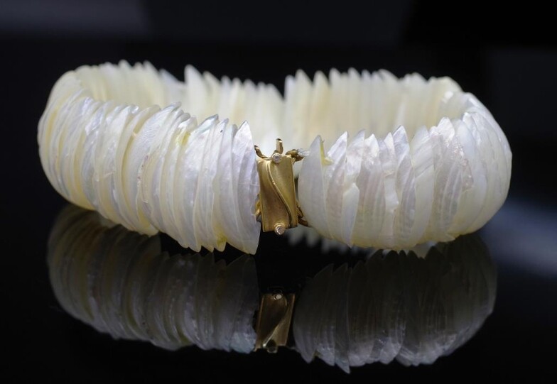 Mother of pearl and 14ct yellow gold bracelet marked...
