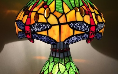 NO RESERVE! - Tiffany stijl tafellamp Studio "Green Dragonfly" met 2 lichtpunten! - Table lamp - Glass (stained glass)