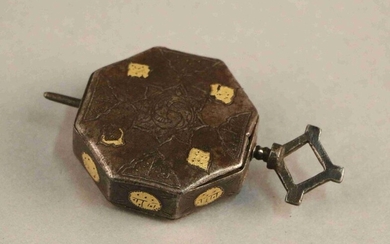 Octagonal PENDANT in engraved gilded iron held by a bélière forming a pin clasp. Circa 1600. Height : 7,5 cm