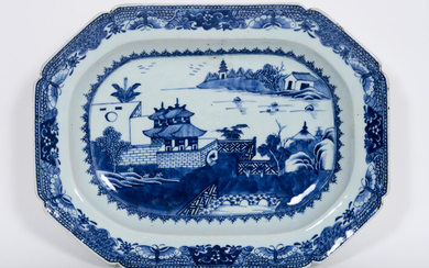 Octogonal eighteenth century Chinese porcelain bowl with blue-white landscape decor - 28 x 37 ||octogonal 18th Cent. Chinese dish in porcelain with blue-white landscape decor