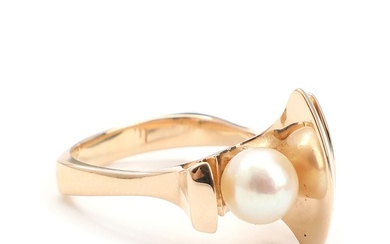 Ole Lynggaard: Pearl ring set with cultured pearl, mounted in 14k gold. Pearl diam. 8 mm. Size 56. Weight app. 13 g.