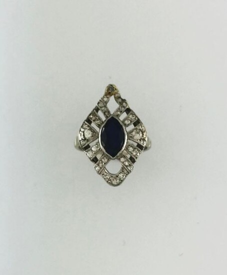 Openworked shuttle ring in 750°/°°° white gold and platinum set with a sapphire set with a diamond pavé, circa 1935, (greyish), Gross weight: 5,2g