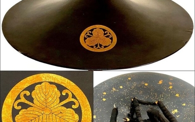 Original Samurai Jingasa Helmet with family crest of Daimyo oak leaves and vines in circle - Wood, makie, fabric - Japan - Edo period, ca. 1800