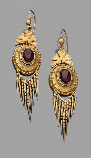 Pair of 14 carat yellow gold (585‰) EARRINGS PENDANTS, twisted and openwork, set with a cabochon garnet, holding nine pendants. Swan neck clasp. In their case.