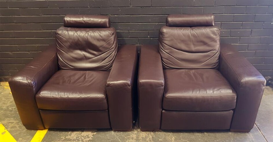 Pair of Leather Modern Lounge Chairs by Natuzzi (h:94 x w:104 x d:96cm)