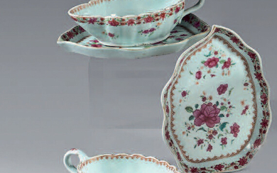 Pair of sauce boats and their trays in Chinese porcelain.