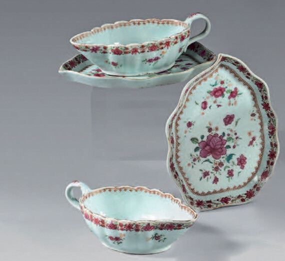 Pair of sauce boats and their trays in Chinese porcelain.