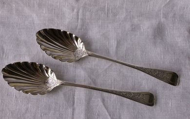 Pair of silver fruit spoons / berry spoons, London, 1826 and 1828