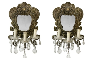 Paire de petits miroirs à trois lumières. Structure en bois et laiton, gaufrée et argentée,...