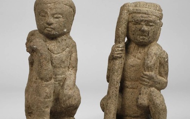 Paire de statues de gardiens âge indéterminé, une paire de sculptures en pierre en tant...