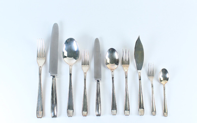 Parte di servizio da tavola in argento composto da quarantotto forchette, ventiquattro cucchiai, trentasei coltelli, ventiquattro forchette da frutta, ventiquattro…