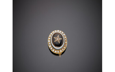 Pearl, agate and diamond yellow gold star brooch, g 11.90, length cm 2.90 circa.Read more