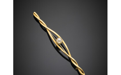 Pearl and yellow gold twisted bar brooch, g 11.23, length cm 10.40 circa.Read more