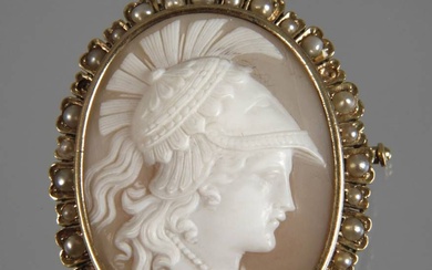 Pendentif camée et perles Fin du 19e siècle, or jaune testé 585/1000, camée en coquillage...
