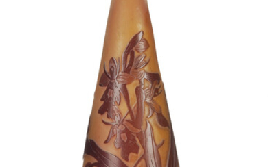 Petit vase en verre multicouche signé Gallé. A décor dégagé à l'acide d'iris brunes sur fond orangé, h. 15 cm