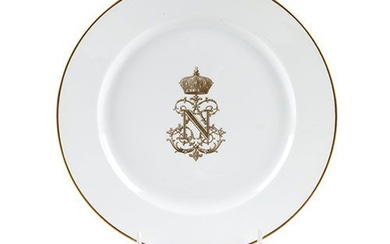 Plat en porcelaine émaillée à décor doré du service de table Napoléon III. Sèvres, 19e...