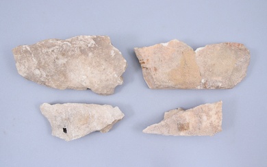 Probablement Smyrne ou ses environs Quatre fragments en marbre : - Fragment de corniche antique...