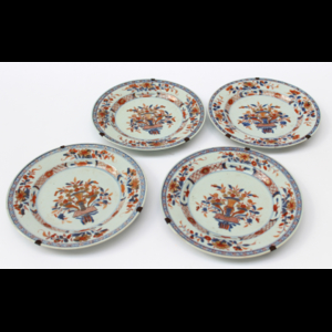 Quattro piatti in porcellana Imari decorati con cesto di fiori, Cina, sec. XVIII (d. cm 24) (difetti)