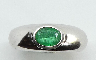 RING in white gold, set with a faceted oval emerald. Gross weight 7 g TDD 56