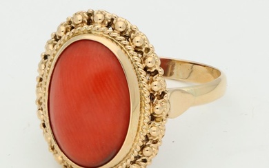 Ring - 14 kt. Yellow gold - 3.88 tw. Blood Coral
