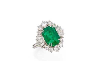 Ring in 18k white gold (750‰) adorned with a rectangular emerald, approx.. 4 carats, probably