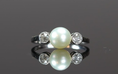 Ring in white gold and fine pearl and diamonds