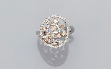 Ring with a swirling pattern in white gold, 750 MM, covered with "Champagne, Cognac and white" colored diamonds total: about 1.20 carat, size: 55, weight: 5.55gr. rough.