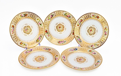 SÈVRES. Ensemble de cinq assiettes en porcelaine du service de Trianon à décor polychrome au...
